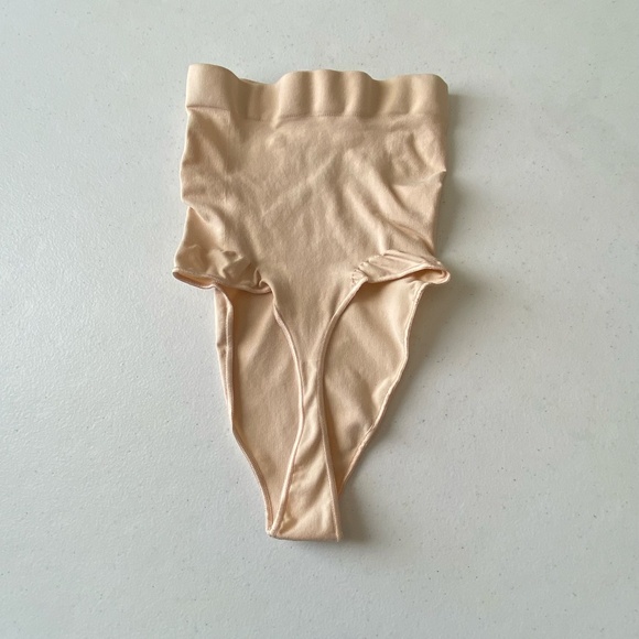 NEW SKIMS Seamless Sculpt High Waisted-Thong Sand Size S - Picture 6 of 8